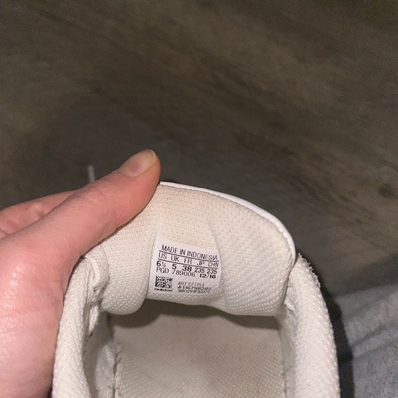 Women Adidas Superstar shoes. Size 6.5. - Picture 4 of 4